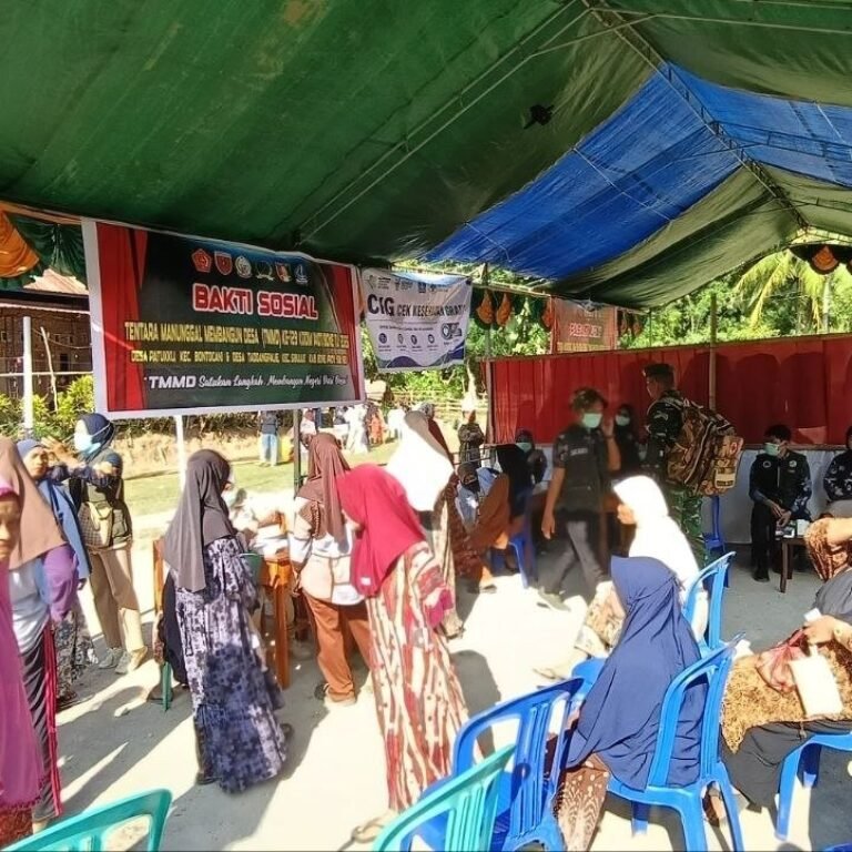 Warga Bontocani Ramai-Ramai Periksa Kesehatan Saat Penutupan TMMD Kodim 1407/Bone