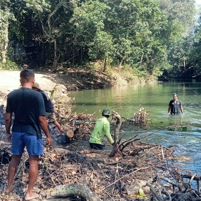 Membersihkan Bawah Jembatan: Cara Warga Maksimalkan Manfaat Pembangunan