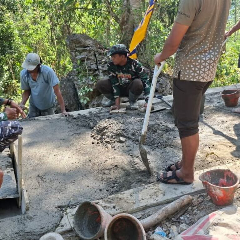 Gotong Royong Perkuat Pondasi Jembatan, Kapten Inf Eko S Pimpin Langsung
