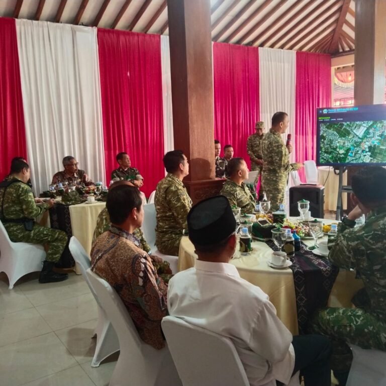 Di Balai Desa Parangjoro, Dansatgas Paparkan Hasil TMMD Ke-129