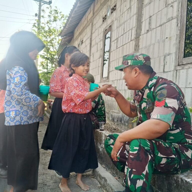 Di Tengah Istirahat, Satgas TMMD Kodim 0726/Sukoharjo Beri Semangat ke Pelajar Parangjoro