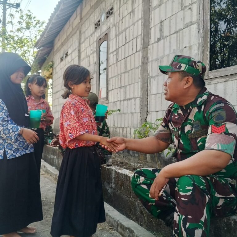 Personel Satgas TMMD 0726/Sukoharjo Sempatkan Dialog dengan Siswa SDN Parangjoro 2 Saat Penutupan