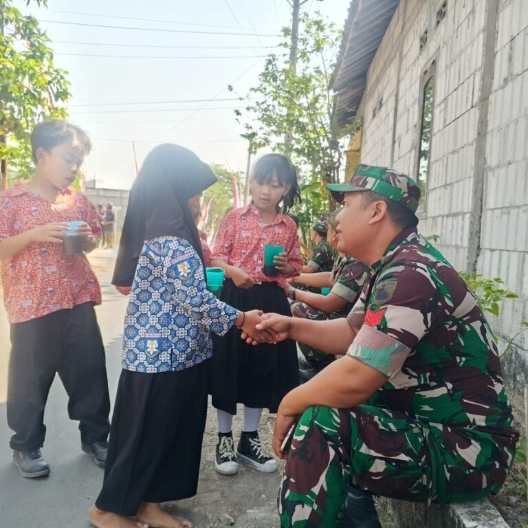Usai Penutupan TMMD, Satgas Beri Semangat Belajar pada Siswa Parangjoro