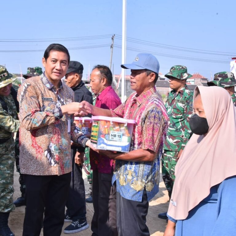 Warga Sukoharjo Terima Sembako dan Bibit Saat Penutupan TMMD Reguler 129