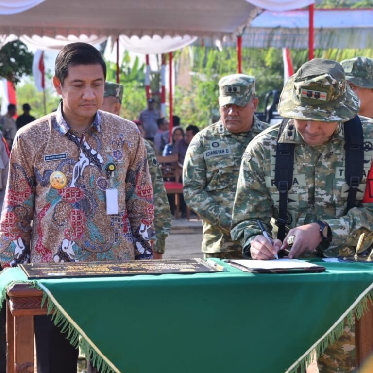 Letkol Inf Reza Sahputra Serahkan Naskah Penutupan TMMD Ke-129 ke Pemkab Sukoharjo