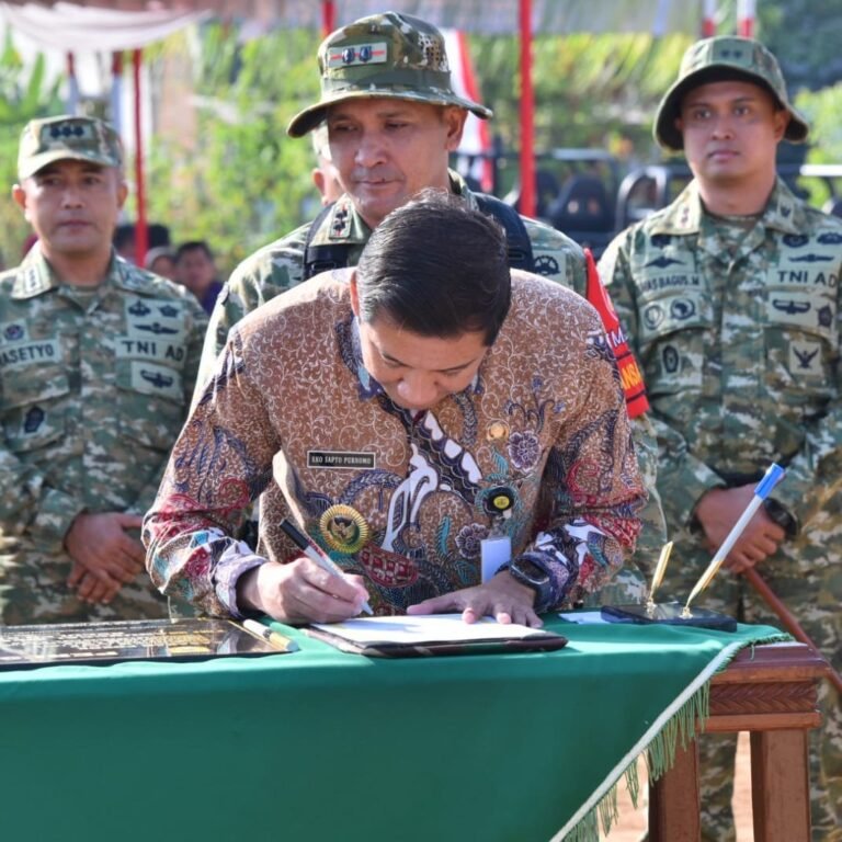 Dansatgas Letkol Inf Reza Sahputra Serahkan Naskah TMMD Ke-129 ke Pemkab Sukoharjo