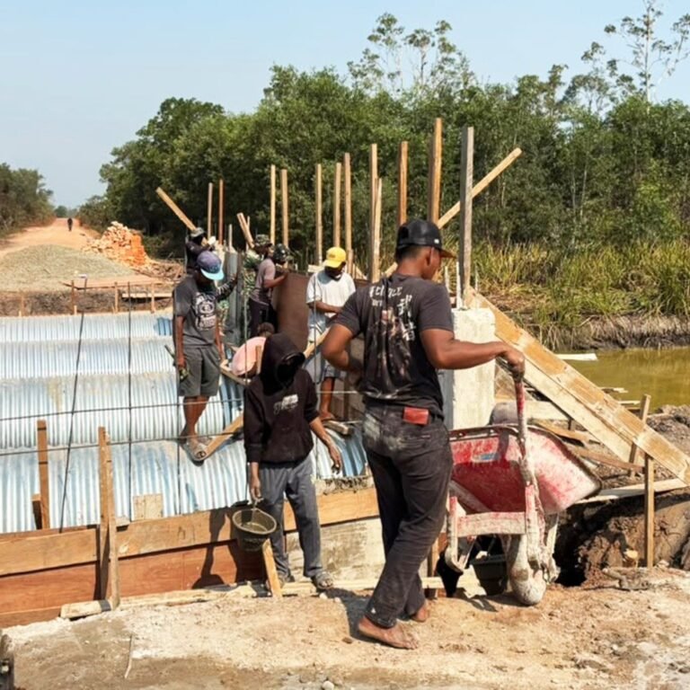 Pengerjaan Jembatan Aramco di Merauke Maju Berkat Kolaborasi TNI dan Warga