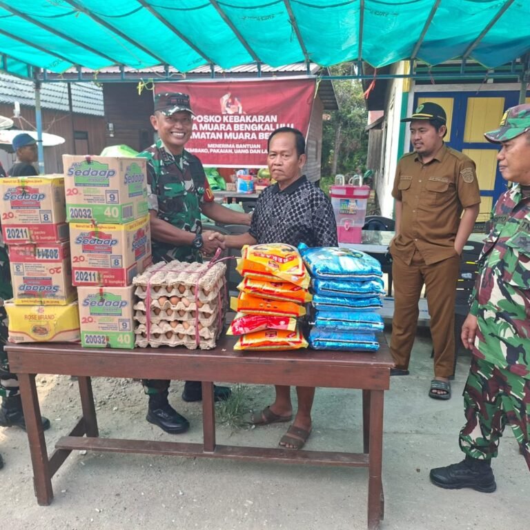 Bantuan Koramil 0909-05/Muara Bengkal Tiba di Posko Kebakaran Muara Bengkal Ulu