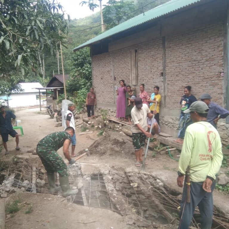 Perbaikan Jembatan Kayu Jadi Jalan Penghubung Menuju Jembatan Gantung