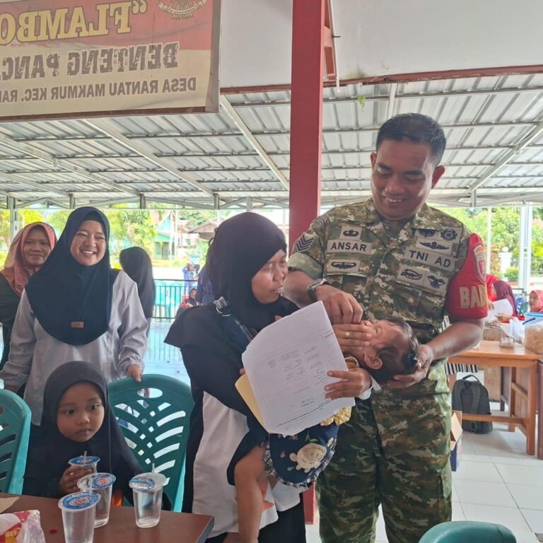 Serma Ansar Turut Dampingi Pelayanan Posyandu di Desa Rantau Makmur
