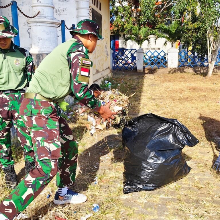 85 Relawan Gabungan Bersihkan Taman Mandala Merauke dalam Karya Bakti Jumat Bersih