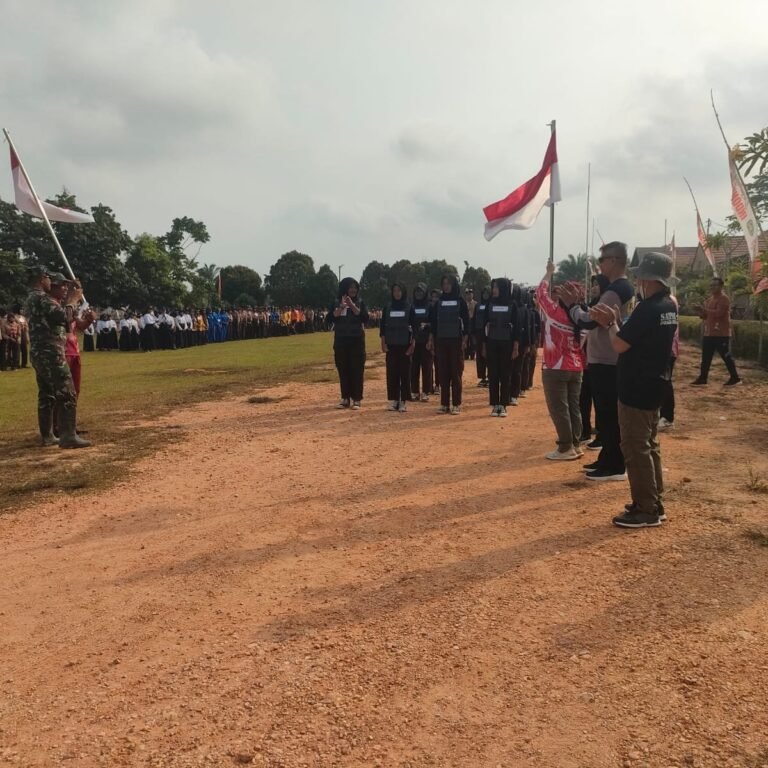 Kopral Makmur Hadiri Gerak Jalan Sekolah Long Mesangat untuk Memeriahkan HUT RI ke-81