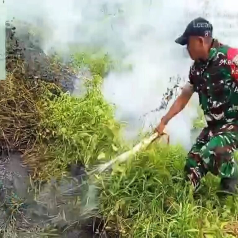 Babinsa dan Warga Tumpas Kebakaran Lahan Satu Hektare di Marga Mulya