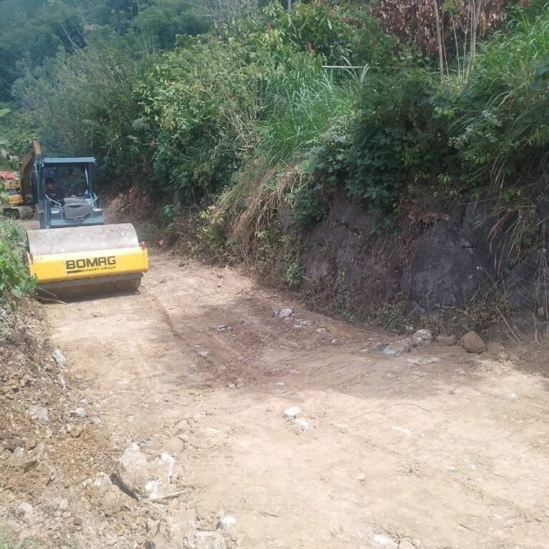 Desa Patukku Kebagian Pembaruan Jalan Lewat Kolaborasi Alat Berat