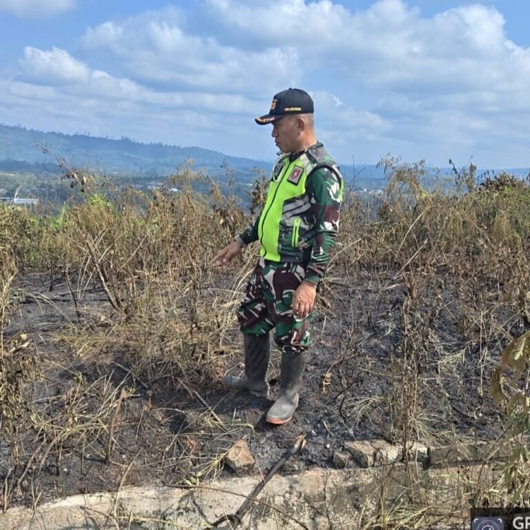 Cegah Kebakaran Ulang, Babinsa di Kutai Timur Periksa Sisa Api