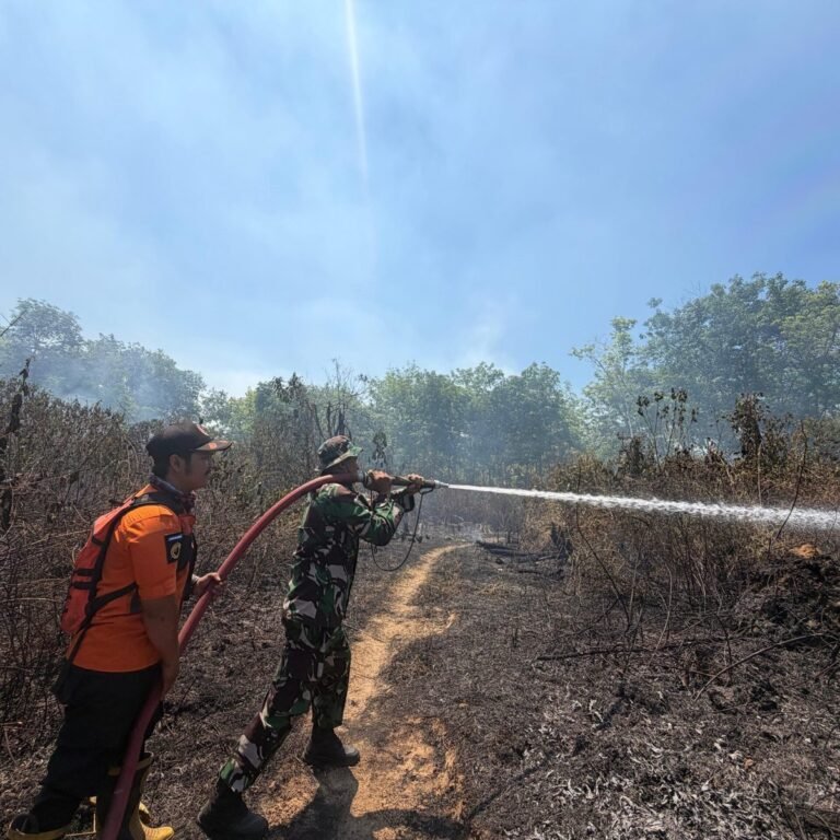 Bitahan Terbakar Siang Hari, BPBD dan TNI-Polri Kerjasama Padamkan Api