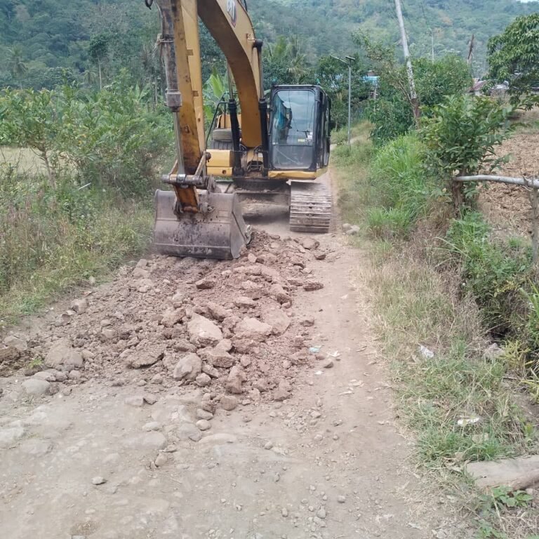 Di Balik Pengerasan Jalan TMMD: Sinergi Excavator dan Vibro Roller