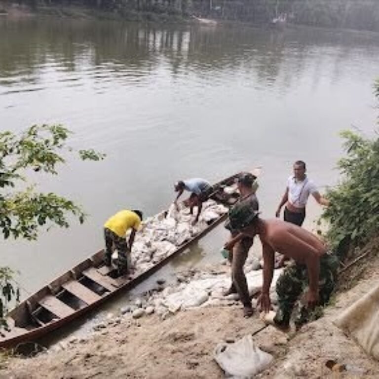 Warga dan Personel Kodim 0109/Aceh Singkil Bersama Yon TP 957/LU Gotong Royong Bangun Jembatan