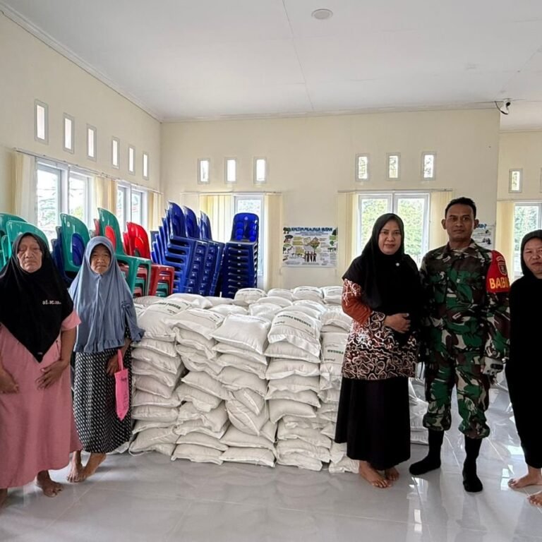 Babinsa Pastikan Penyaluran Beras Bulog di Dua Desa Sandaran Berjalan Tertib