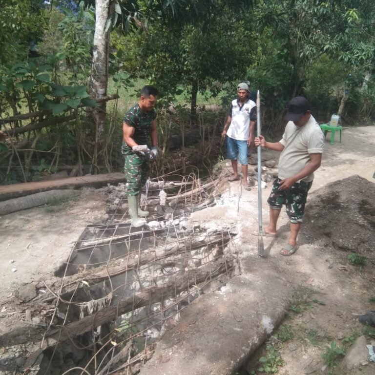 Sinergi TNI-Warga Perbaiki Akses Menuju Lokasi Pembangunan Jembatan Gantung