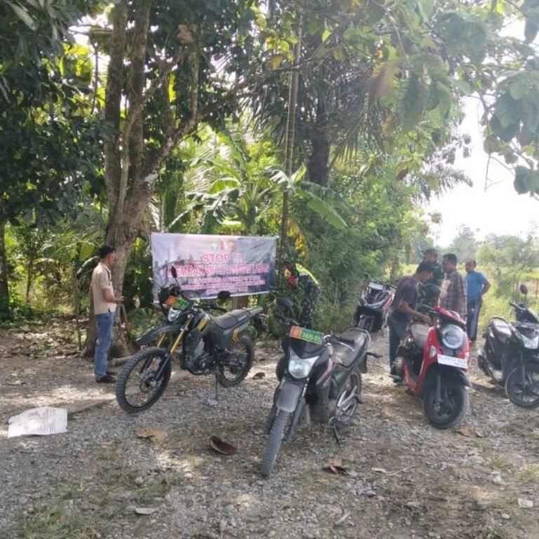 Komsos dan Patroli Koramil 02/Seunagan Cegah Meluasnya Karhutla di Tengah Kemarau