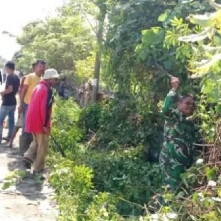 Gotong Royong di Desa Susoh: Babinsa dan Warga Bersihkan Parit untuk Cegah DBD