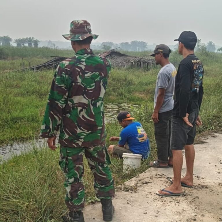 Warga dan Babinsa Koramil Lampihong Patroli Cegah Karhutla