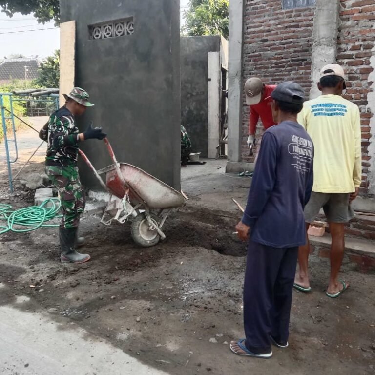 Parangjoro Bergotong Royong Bersama Satgas TMMD untuk MCK Masjid