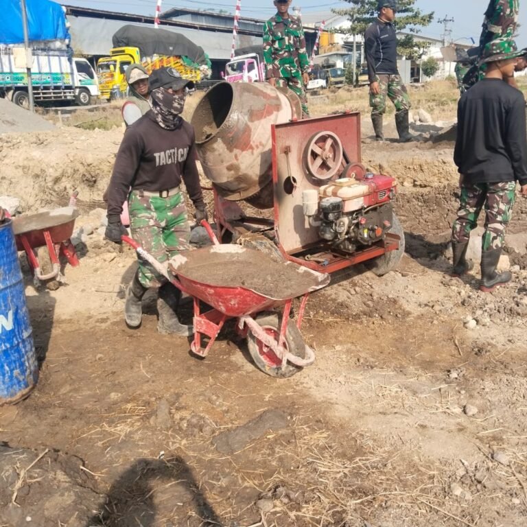 Gotong Royong Aparat dan Warga Wujudkan Jalan Baru Parangjoro