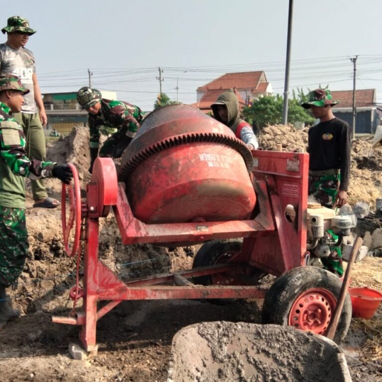 Warga dan Aparat Saling Bergotong Royong Perkuat Jalan Desa Parangjoro