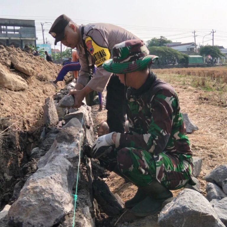 Kerja Bersama TNI-Polri dan Warga Perkuat Pondasi Jalan Parangjoro
