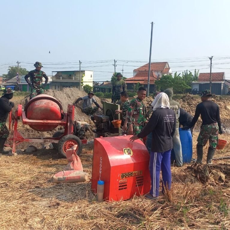 Gotong Royong Parangjoro: Molensibuk Diselingi Candaan