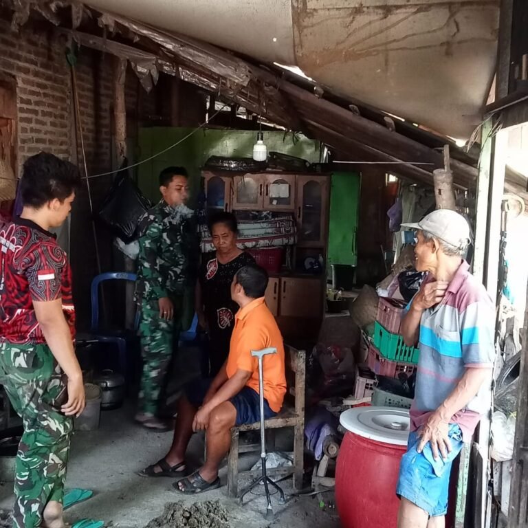 Saat Istirahat, Prajurit TMMD Ajak Warga Parangjoro Peduli Kesehatan
