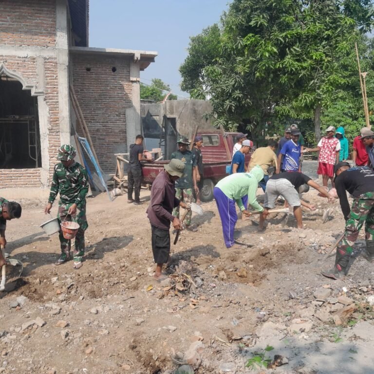 TNI dan Warga Saling Bahu Membahu di Lokasi Pembangunan Masjid Al Mubarok
