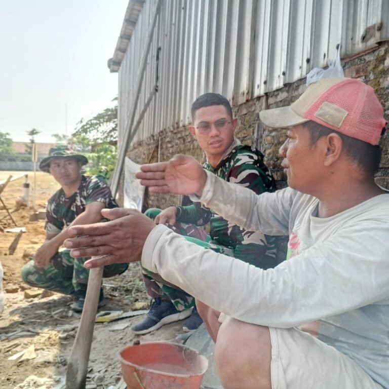 Di Balik Istirahat, Terjalin Kepercayaan Antara Satgas TMMD dan Warga