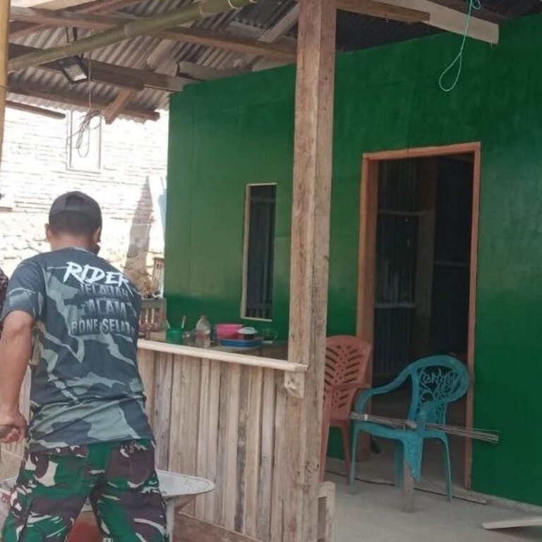 Lantai Halaman Dicor, Rumah Sofyan Menjadi Lebih Layak