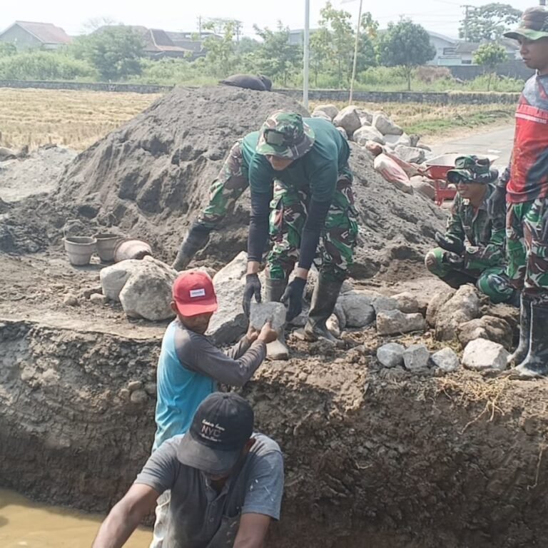 Barisan Estafet Permudah Pekerjaan TMMD di Parangjoro
