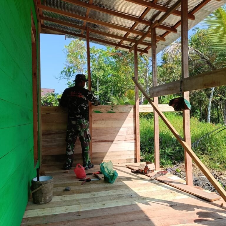 Atap Teras Mulai Terpasang, Harapan Rumah Layak untuk Nini Noorhayati Meningkat