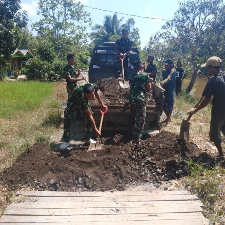 Tamban Bangun: Jalan Diperbaiki dengan Tenaga Warga dan Prajurit