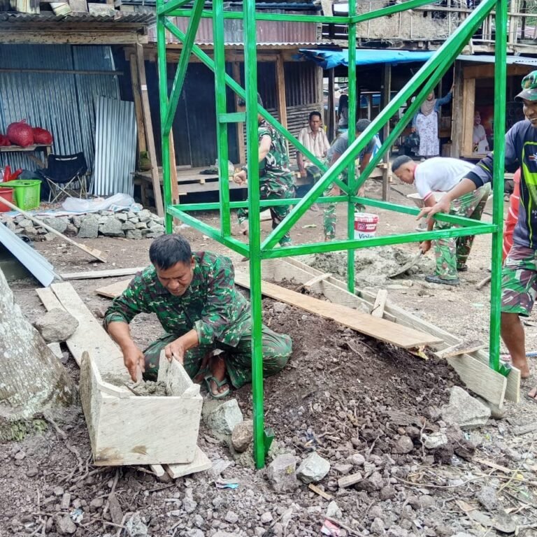 Satgas TMMD dan Warga Bangun Dudukan Tandon untuk Percepat Sanitasi Desa Langi