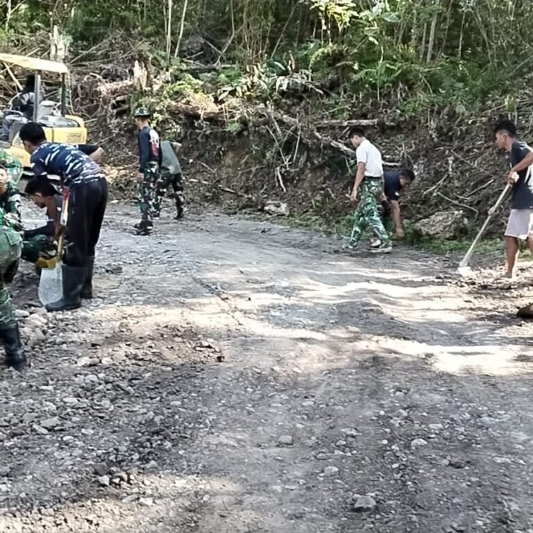 Perataan Jalan di Desa Pattuku Dikerjakan Warga Bersama Satgas TMMD