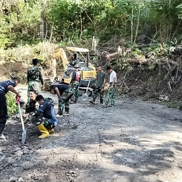 Warga Samaenre Turut Meratakan Timbunan di Jalan Desa Bersama Satgas TMMD