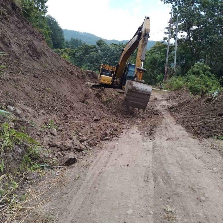 Excavator Dorong Peningkatan Jalan TMMD Ke-129 di Desa Patukku demi Akses Lebih Lancar