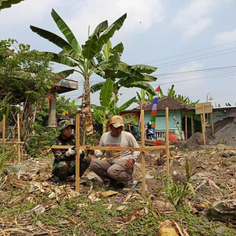 Kodim 0726 dan Warga Sukoharjo Bangun Pos Kamling di Dukuh Singkil Lewat TMMD