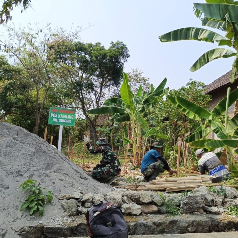 Warga Dukuh Singkil dan Satgas TMMD Wujudkan Pos KAMLING untuk Perkuat Sosial