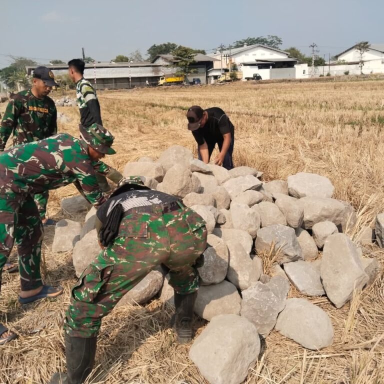 Prajurit TMMD dan Masyarakat Parangjoro Angkut Batu untuk Talud Lindungi Lahan Pertanian