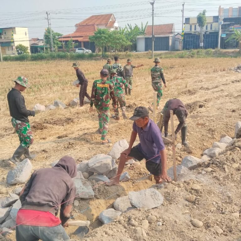 Batu Diangkut Bersama, Pekerjaan Talud TMMD di Parangjoro Terus Berjalan