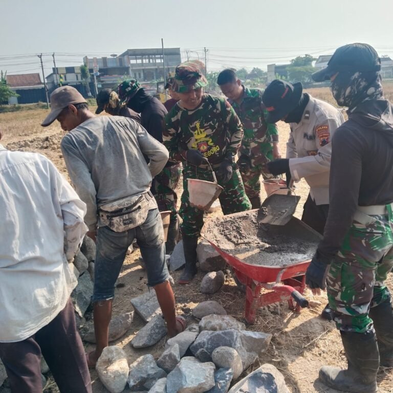 Warga dan TNI Bangun Talud di Parangjoro untuk Menjaga Produktivitas Sawah