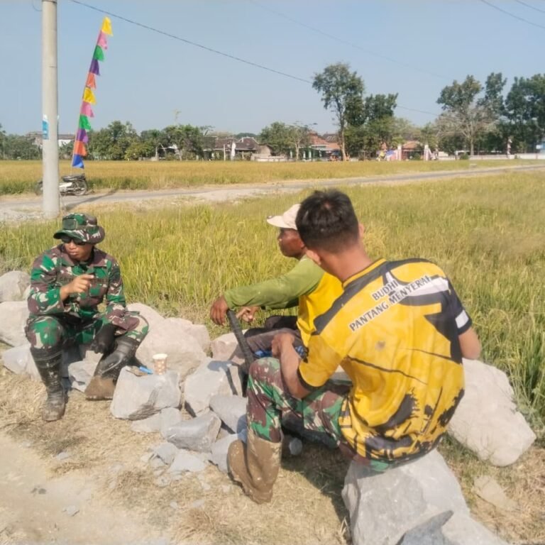 Percakapan di Sawah Bangun Keakraban Warga dan Prajurit TMMD Parangjoro