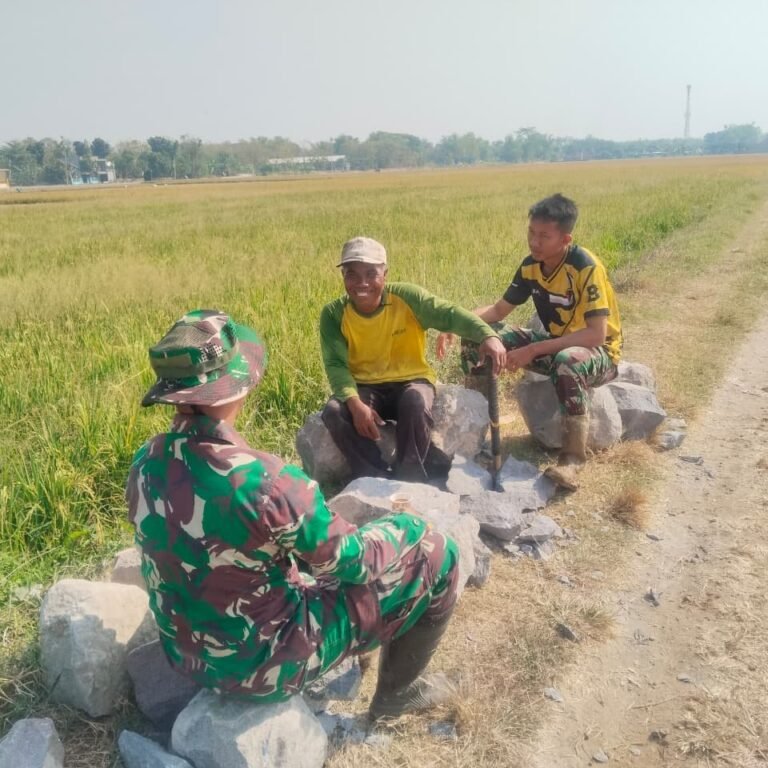 Obrolan Sederhana Warga dan Prajurit Perkuat Gotong Royong di Parangjoro